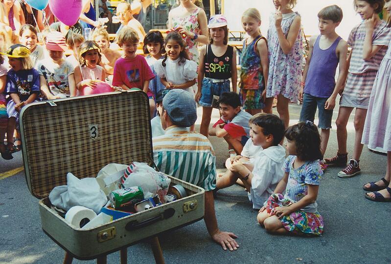 1994: Die Aufführung begeistert die Kinder sichtlich.