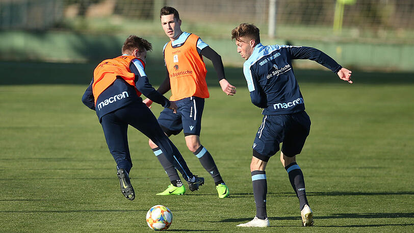Niklas Lang (links) verletzt sich beim Training im Zweikampf mit Marius Willsch (rechts).