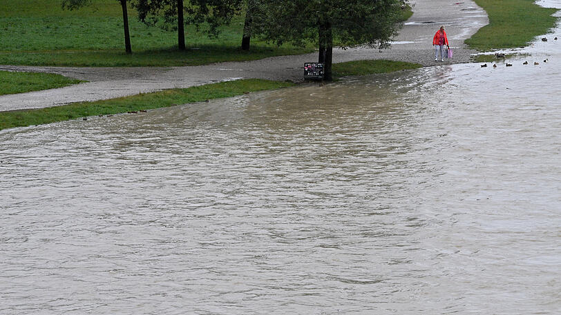 Aktuelle Hochwasser-Bilder von der Isar in München.