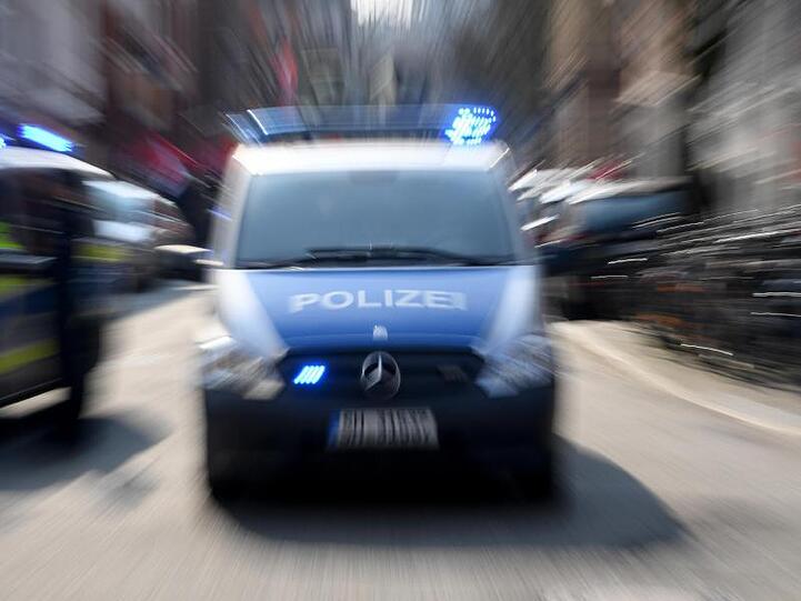 Ein Polizeiwagen fährt mit Blaulicht durch die Innenstadt. Foto: Carsten Rehder/dpa/Archivbild