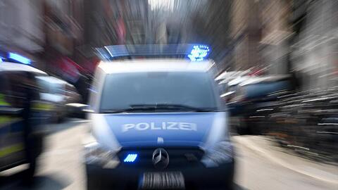 Ein Polizeiwagen fährt mit Blaulicht durch die Innenstadt. Foto: Carsten Rehder/dpa/Archivbild