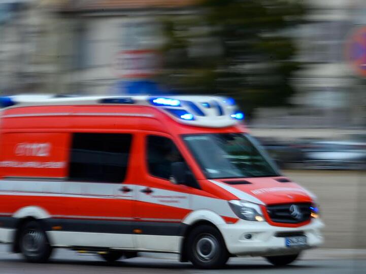 Ein Rettungsfahrzeug der Feuerwehr fährt mit Blaulicht bei einem Einsatz durch die Innenstadt. Foto: Jens Büttner/zb/dpa