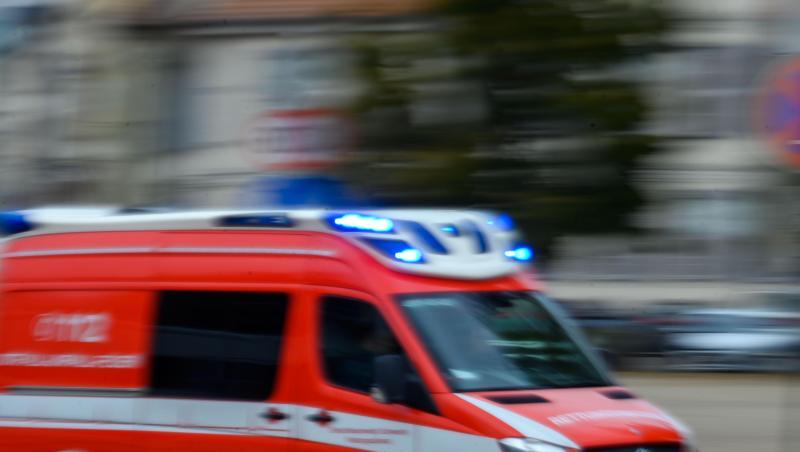 Ein Rettungsfahrzeug der Feuerwehr fährt mit Blaulicht bei einem Einsatz durch die Innenstadt. Foto: Jens Büttner/zb/dpa Ein Rettungsfahrzeug der Feuerwehr fährt mit Blaulicht bei einem Einsatz durch die Innenstadt. Foto: Jens Büttner/zb/dpa