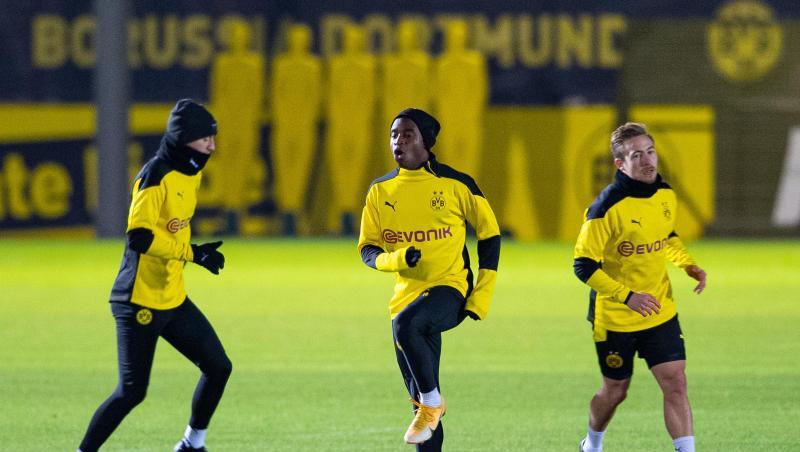 Marco Reus (l-r), Youssoufa Moukoko und Felix Passlack beim Abschlusstraining von Borussia Dortmund.