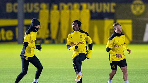 Marco Reus (l-r), Youssoufa Moukoko und Felix Passlack beim Abschlusstraining von Borussia Dortmund.