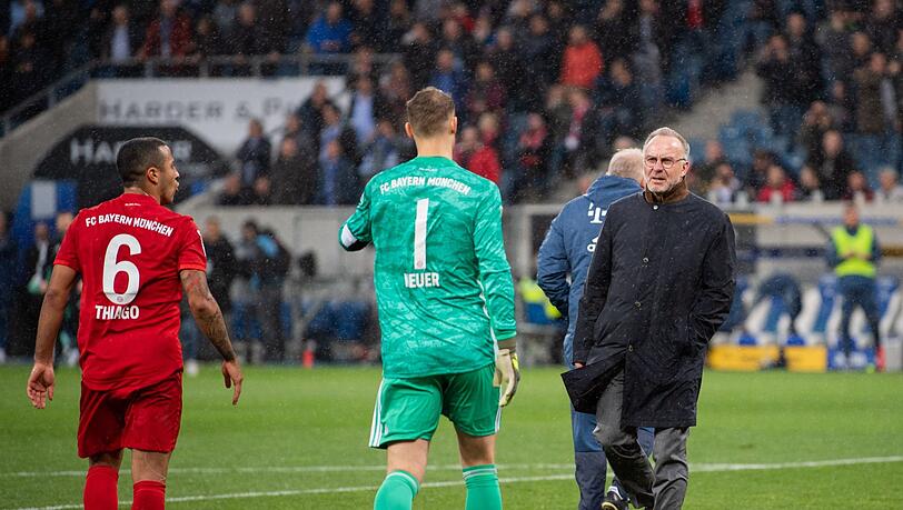 Münchens Torwart Manuel Neuer (M) spricht mit dem damaligen Vorstandschef Karl-Heinz Rummenigge. Münchens Torwart Manuel Neuer (M) spricht mit dem damaligen Vorstandschef Karl-Heinz Rummenigge.