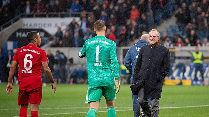 Münchens Torwart Manuel Neuer (M) spricht mit dem damaligen Vorstandschef Karl-Heinz Rummenigge.