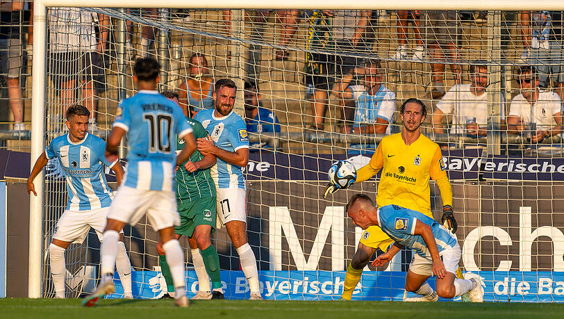 Der Anfang der Pannenserie bei den Löwen: Fabian Greilinger (kniend) köpft den Ball gegen den VfB Lübeck ins eigene Tor. Der Anfang der Pannenserie bei den Löwen: Fabian Greilinger (kniend) köpft den Ball gegen den VfB Lübeck ins eigene Tor.