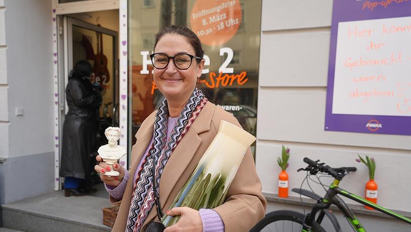 Mini-Kini-Büste und Vintage-Vase: Mirjam Smed ist schon fündig geworden. Sie freut sich, dass sie zum Stöbern nicht mehr nach Pasing muss. Mini-Kini-Büste und Vintage-Vase: Mirjam Smed ist schon fündig geworden. Sie freut sich, dass sie zum Stöbern nicht mehr nach Pasing muss.