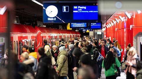 An den drei Wochenenden 22./23. Februar, 1. /2. März sowie 8./9. März ist der S-Bahn-Verkehr auf der Stammstrecke jeweils samstags und sonntags von 4 Uhr bis 16 Uhr stark eingeschränkt. (Archivbild)