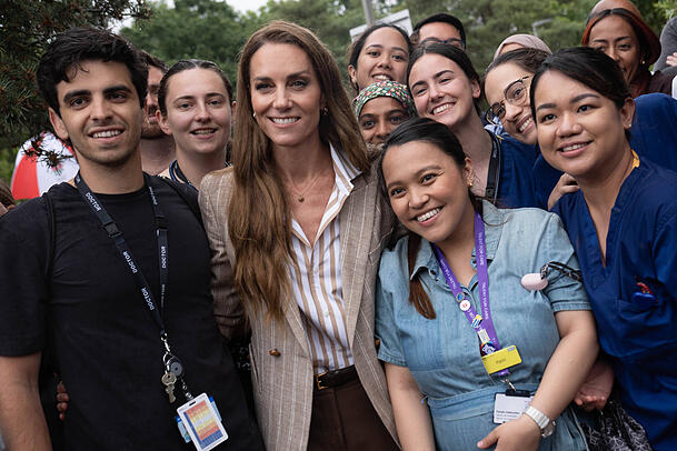 Prinzessin Kate strahlt in Essex für Royal-Fans. Doch hinter ihr liegen nervenaufreibende Monate. Prinzessin Kate strahlt in Essex für Royal-Fans. Doch hinter ihr liegen nervenaufreibende Monate.