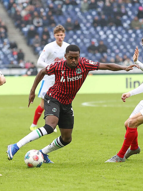 Bayerns Noel As&eacute;ko macht w&auml;hrend seiner Leihe zu Hannover 96 mit starken Leistungen auf sich aufmerksam.