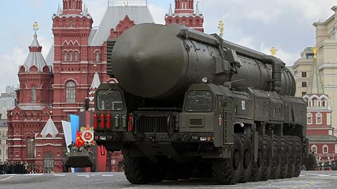 Russland zeigt in Sachen Atomwaffen die Muskeln: Hier rollt eine strategische Atomrakete vom Typ Topol-M bei einer Milit&auml;rparade durch Moskau. (Archivbild)