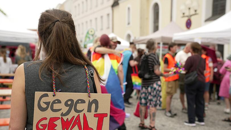 Der CSD in Mühldorf fand trotz des Angriffs in Berlin statt. Der CSD in Mühldorf fand trotz des Angriffs in Berlin statt.