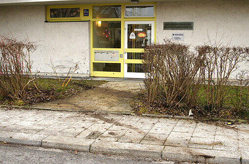 In der Silvesternacht ist ein 17-Jähriger Münchner mit dem Auto seines Vaters unterwegs. Der Jugendliche kracht durch Gitter und Hecke, prallt gegen die Hausmauer &ndash; und flieht.