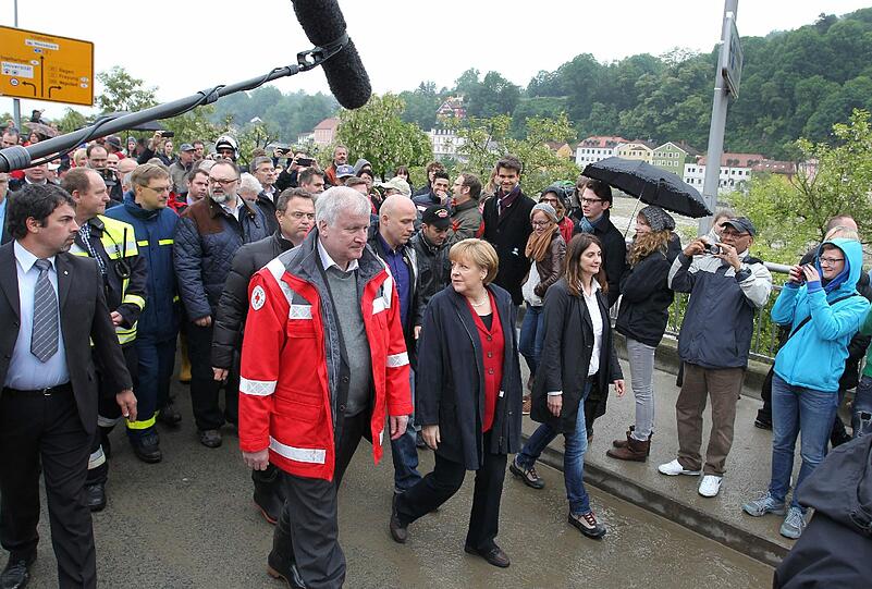 Angela Merkel (CDU) und Horst Seehofer (CSU) besuchen das überflutete Passau. Den Hochwasser-Opfern wurde schnelle Hilfe zugesichert.
