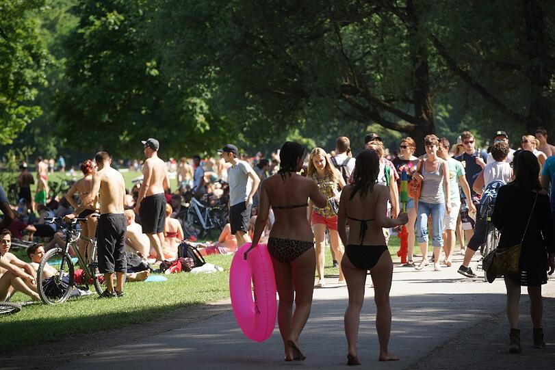 Der Sommer ist da und Münchens Bürger stürmen in den Englischen Garten! Sehen Sie hier die Bilder!