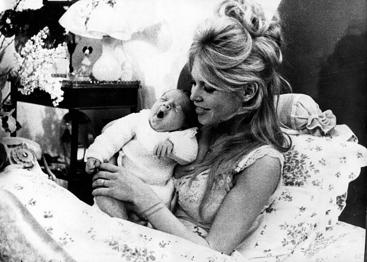 Am 11. Januar 1960 brachte Brigitte Bardot ihren einzigen Sohn Nicolas-Jacques Charrier auf die Welt.
