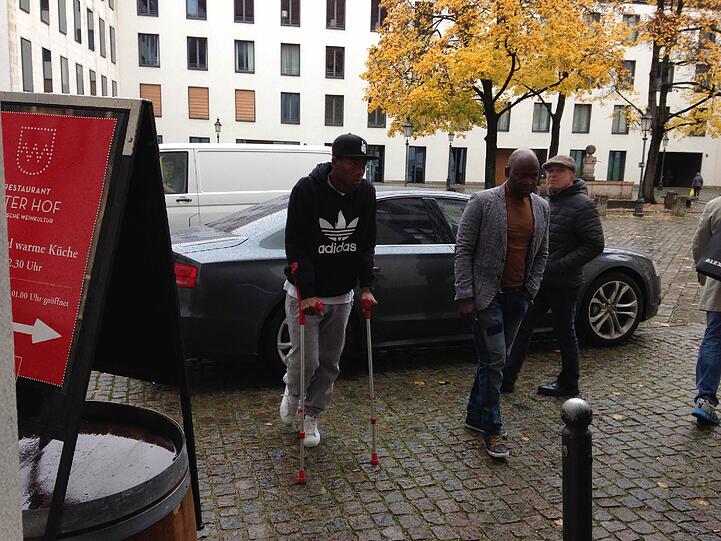 Begleitet von Vater George humpelte David Alaba um 11 Uhr in die Praxis von Dr. Müller-Wohlfahrt.