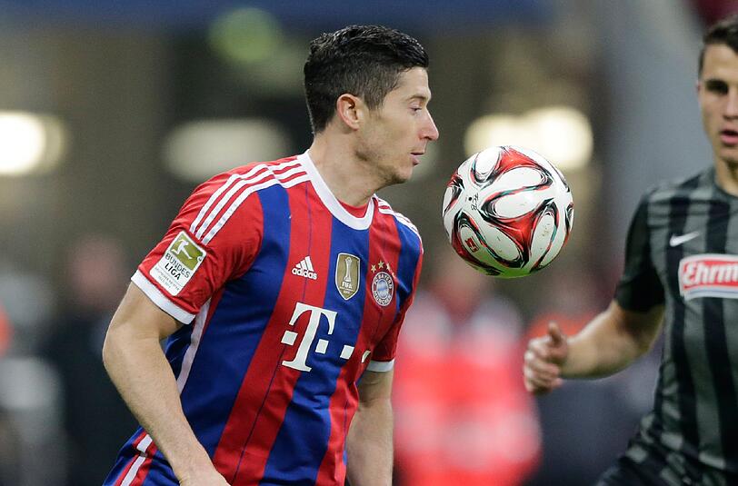 ROBERT LEWANDOWSKI - NOTE 4 - Hatte einen schweren Stand. Musste viel einstecken und mehrmals an der rechten Ferse behandelt werden. Ging zur Pause raus.