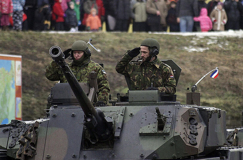 Soldaten bei der Nato-Militärparade im estländischen Narva.