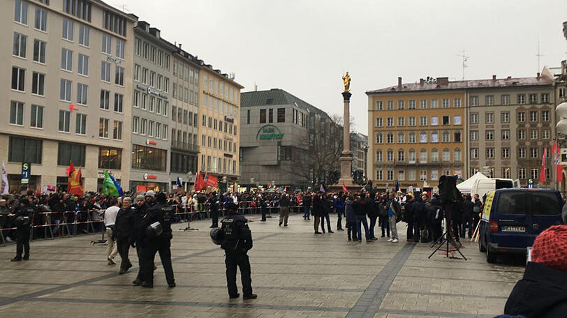 Pegida- und Anti-Pegida-Demonstration am Münchner Marienplatz.