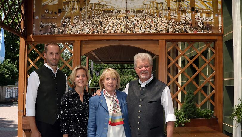 Familie Heide in ihrer Gaststätte "Heide Volm" in Planegg: Schwiegersohn Pascal Heide-Nigg (l.) mit Ehefrau
Daniela und ihren Eltern Renate und Georg Heide. Familie Heide in ihrer Gaststätte "Heide Volm" in Planegg: Schwiegersohn Pascal Heide-Nigg (l.) mit Ehefrau
Daniela und ihren Eltern Renate und Georg Heide.