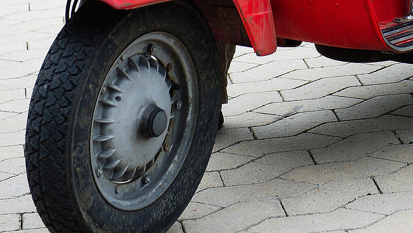 Als er seinen Roller reparieren will, verursacht ein 25-Jähriger eine Explosion im Gulli. (Symbolbild)