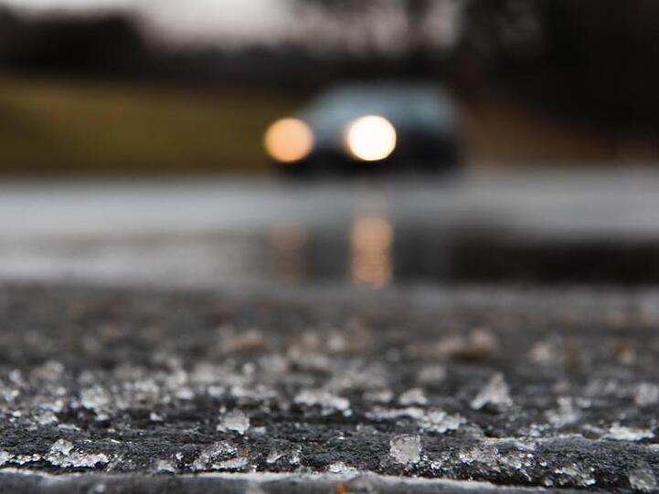 Straßenglätte verursacht im Winter immer wieder Unfälle &ndash; oft, weil Autofahrer sie unterschätzen und zu schnell unterwegs sind. (Symbolbild)