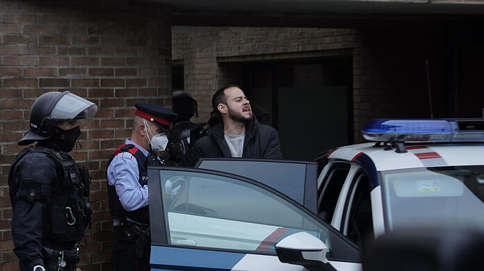 Der Rap-Sänger Pablo Hasél (M) wird von Polizeibeamten an der Universität von Lleida festgehalten.