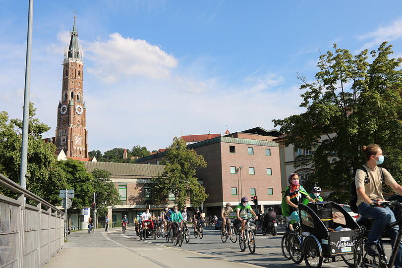 Begleitet von der Polizei radeln am Freitag die rund 70 Teilnehmer der Fahrrad-Demonstration durch die Stadt.