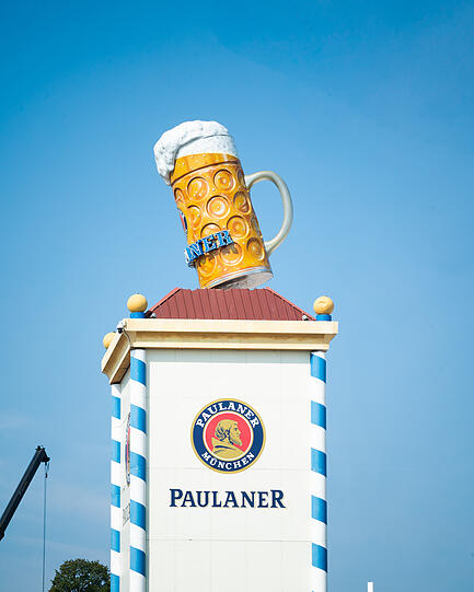 Der riesige Paulaner-Maßkrug erhebt sich auch schon in die Höhe.