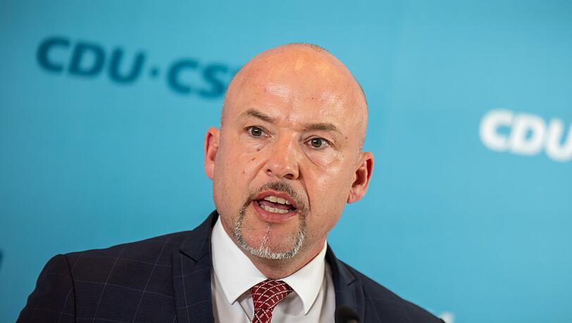 CSU-Landesgruppenchef Alexander Hoffmann erhebt schwere Vorwürfe gegen die Menschenrechtsorganisation Pro Asyl. (Archivbild)