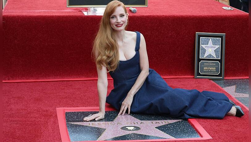 Jessica Chastain posiert auf ihrem Stern.