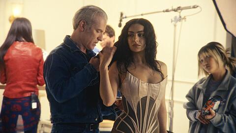 Charli xcx zeigt in ihrer Mockumentary "The Moment" die Abgr&uuml;nde der Musikindustrie.