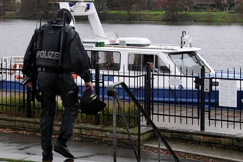 Mann eines SEK-Einsatzkommandos am Baldeneysee in Essen