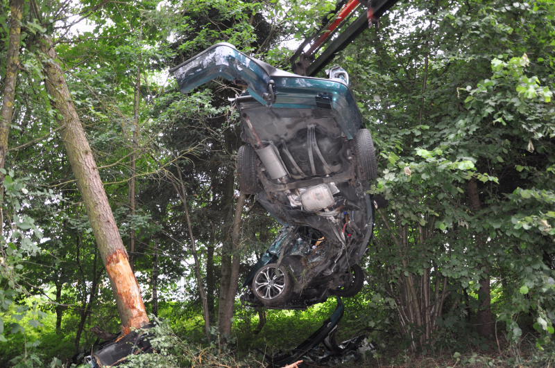 Der Wagen zerschellte an einem Baum - der Fahrer starb an der Unfallstelle.