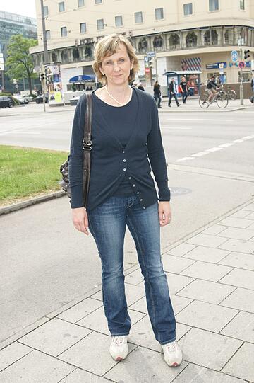 Claudia Hansel (46), Verkäuferin: &bdquo;Bei uns ist alles im grünen Bereich. Wir putzen und kochen immer gemeinsam. Auch wenn er mal alleine kocht, räumt er alles selber weg. Klar, Kleinigkeiten gibt&rsquo;s immer, die einen stören. Zum Beispiel sitzt mein Mann oft stundenlang vorm Computer, dann bleibt im Haushalt schon das Meiste an mir hängen. Aber im Großen und Ganzen läuft&rsquo;s im Haushalt prima mit meinem Mann.&ldquo;
