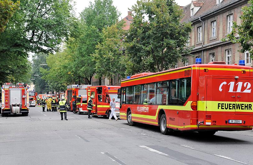 In einem Reinigungsmittellager im Schlachthof kommt es zur chemischen Reaktion. Chlorgasdämpfe verbreiten sich im gesamten Kellergeschoss, zwei Personen werden verletzt.