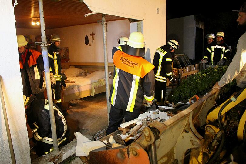 Am Sonntag krachte ein BMW in das Schlafzimmer eines Wohnhauses in Brennberg (Landkreis Regensburg). Die Bilder von der Unfallstelle.