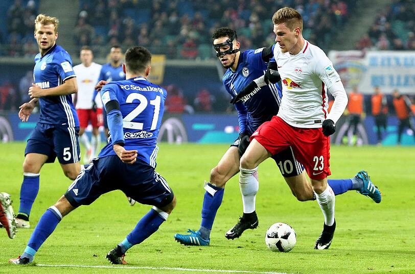 Die Schalker Johannes Geis (l-r), Alessandro Schöpf und Nabil Bentaleb sind mit dem Angriff von Leipzigs Marcel Halstenberg beschäftigt.