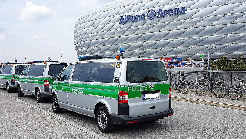 Bei so genannten "Rot-Spielen" werden durchschnittlich jeweils rund 300 Polizeibeamtinnen und -beamte mehr aufgeboten als bei den "Grün-Spielen".