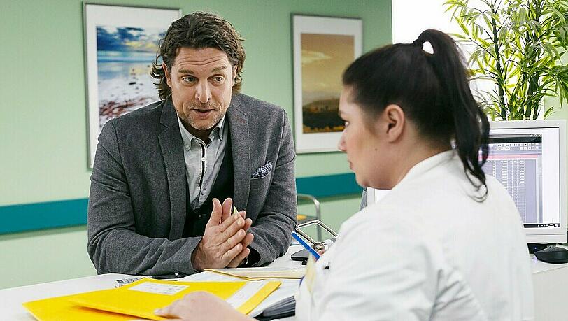 "Alles was zählt": Niclas (Ron Holzschuh) sucht mit einem vermeintlich emotionalen Appell Vanessas (Julia Augustin) Nähe "Alles was zählt": Niclas (Ron Holzschuh) sucht mit einem vermeintlich emotionalen Appell Vanessas (Julia Augustin) Nähe