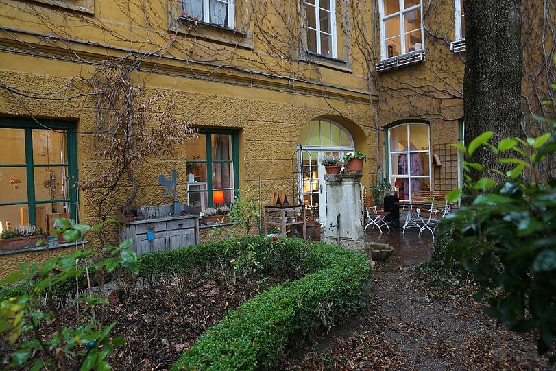 Fast jeder Münchner kennt das letzte Altstadt-Paradies: Der verwunschene Radspielergarten im Hackenviertel.