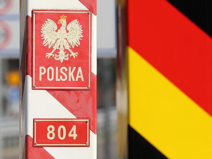 Grenzpfähle an einem ehemaligen Grenzübergang zwischen Deutschland und Polen.