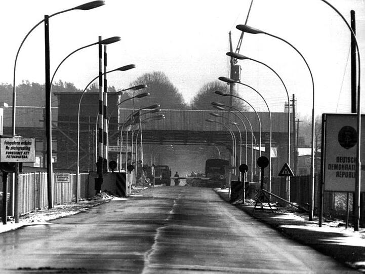 Vergrößerungs- und Modernisierungarbeiten am DDR-Kontrollpunkt Selmsdorf, aufgenommen Anfang Februar 1972.