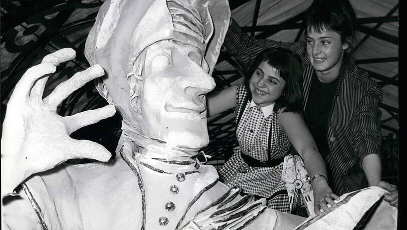 Die Teenager begutachten eine Moriskentänzer-Figur, die gerade für die Feiern hergestellt wird. Die Teenager begutachten eine Moriskentänzer-Figur, die gerade für die Feiern hergestellt wird.