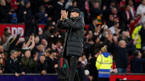 Liverpool-Trainer Jürgen Klopp applaudiert den Fans.