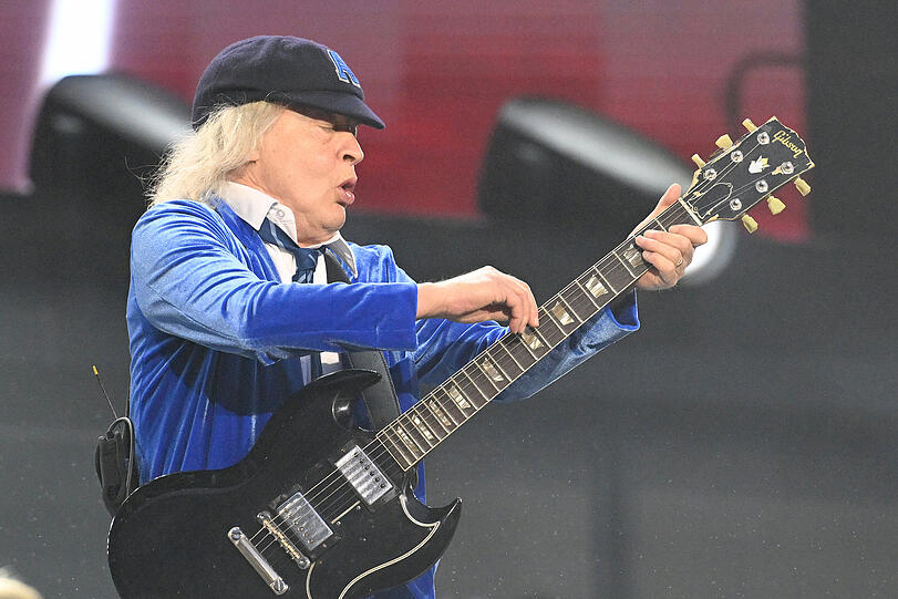 Den typischen AC/DC-Sound dominiert Angus Young, der noch deutlich lauter ist als seine Kollegen.
