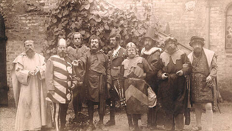 Habenschadenfeier 1894: Die Geselligen Künstler führen vor der Burg Schwaneck ein Ritterspiel auf. Der Vierte von links ist Hofgoldschmied Theodor Heiden, er spielt den Burgherrn.